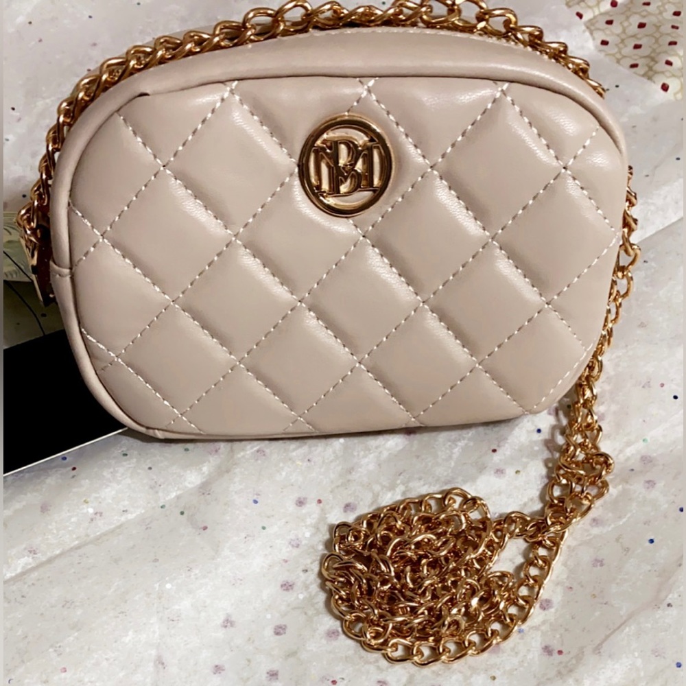 NWT BADGLEY MISCHKA Camera Bag 7” x 4” x 23” ..Súper cute 🍒